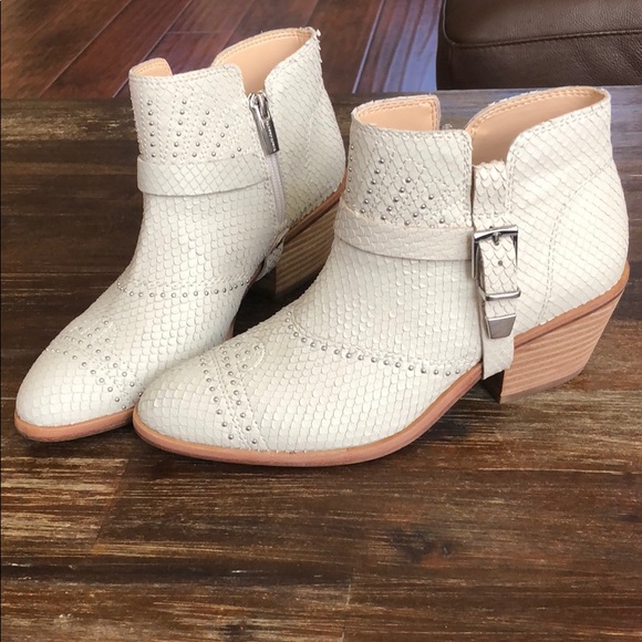 Vince Camuto Shoes - Vince Camuto Dorintina Bootie, 6.5